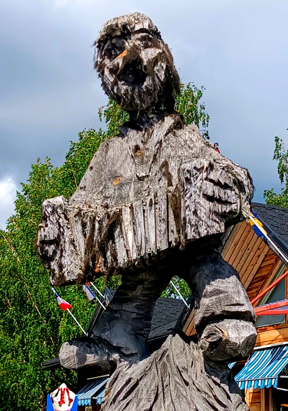 Bandoneonista_Holzskulptur_Norwegen_Foto_Gernot_Ecke