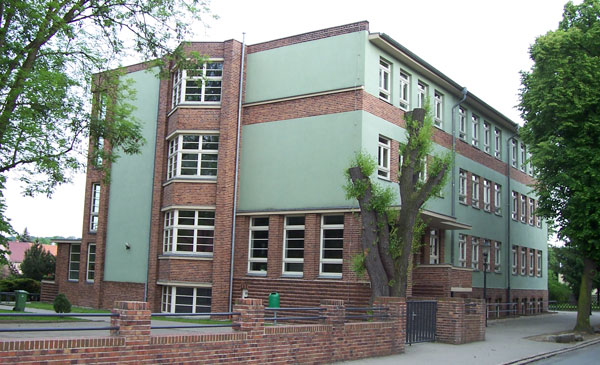 Bauhausgebäude: Jungsschule, später Erich-Mäder-Schule, denn Rosa-Luxemburg-Schule, heute Grundschule